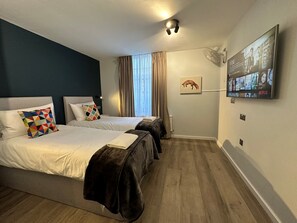 Superior Twin Room | Iron/ironing board, free WiFi, bed sheets - Smart Hyde Park View - Hostel (London)