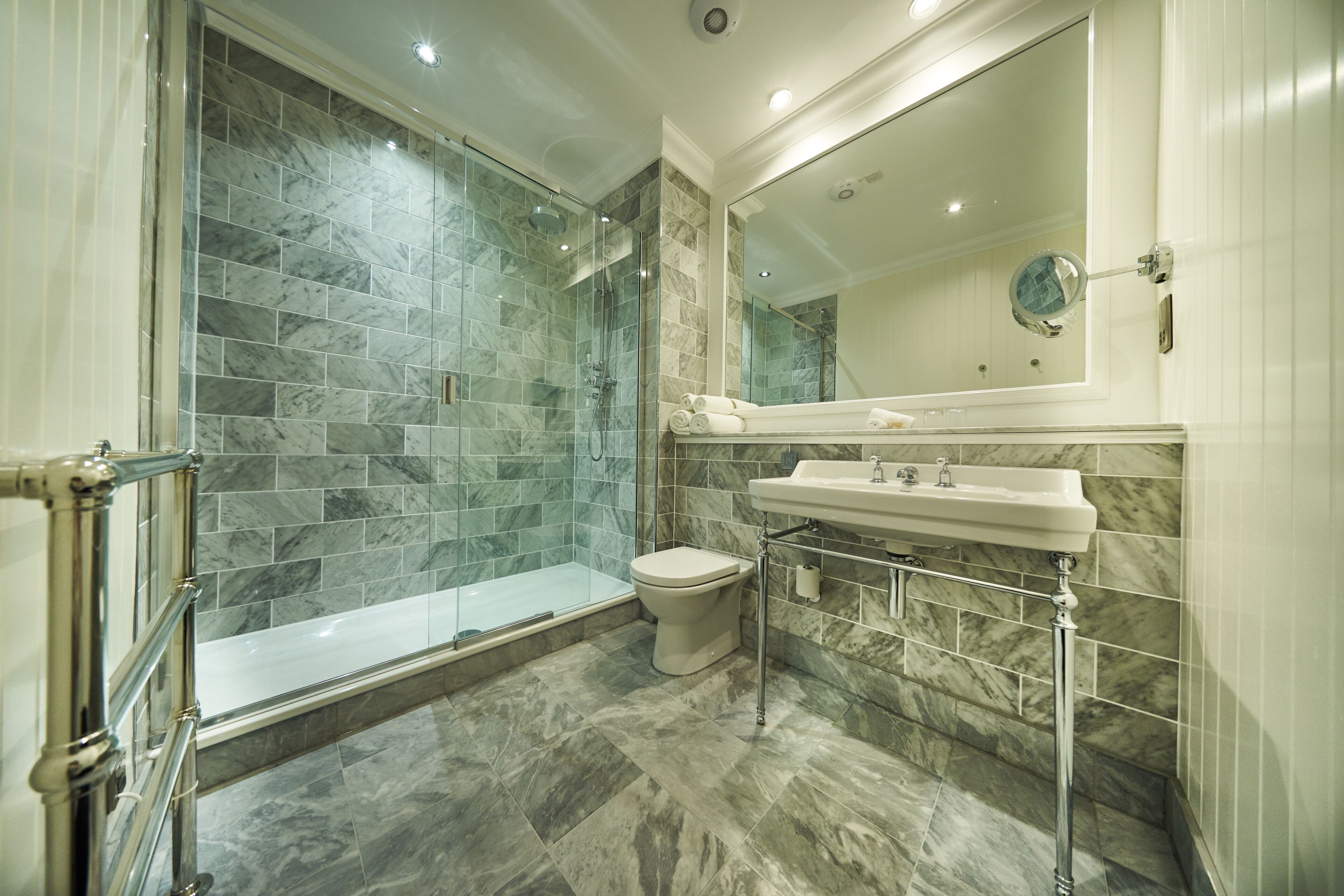 combined shower/bathtub, free toiletries, hair dryer, towels