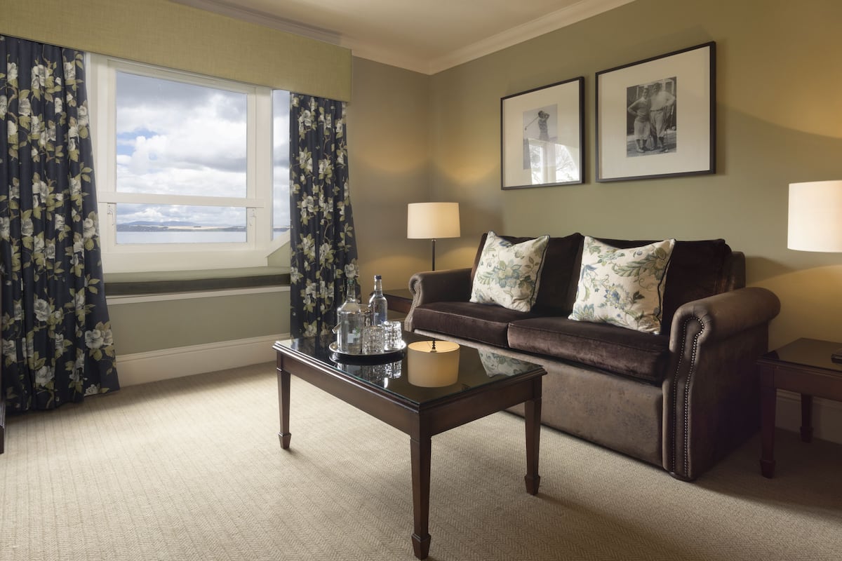 seaview king with sofa bed | hypo-allergenic bedding, desk, iron/ironing board, free wifi