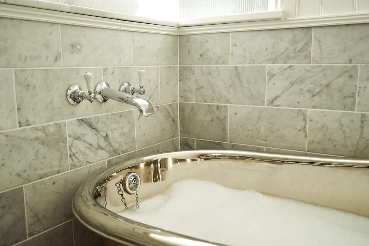 seaview feature | bathroom | combined shower/bathtub, free toiletries, hair dryer, towels