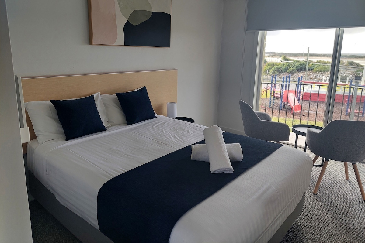Deluxe Queen River/Sea View Ground Floor | 2 bedrooms, premium bedding, desk, laptop workspace