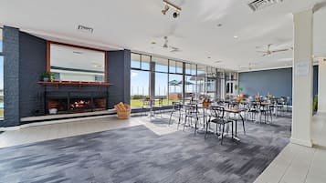 Abendessen, Blick auf den Pool