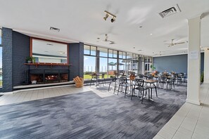 Dîner servi sur place, vue sur la piscine 