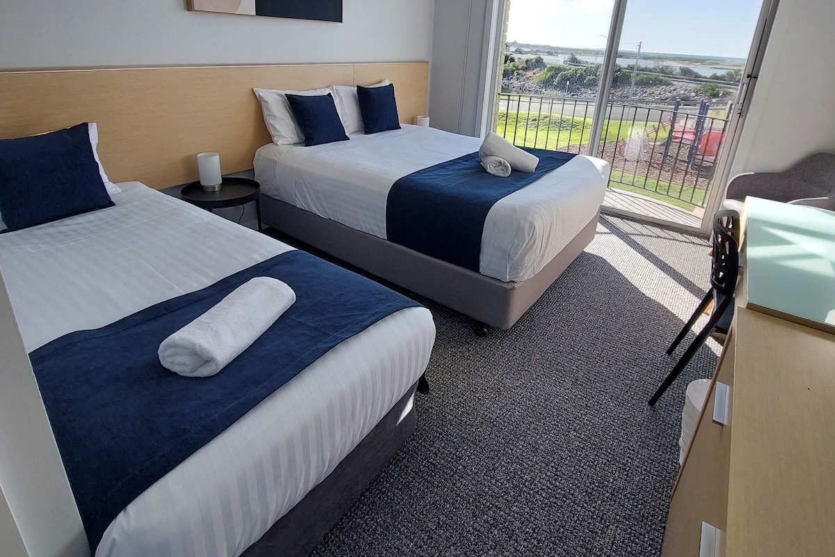 Deluxe Ocean/Seaview Queen Twin Room | 2 bedrooms, premium bedding, desk, laptop workspace