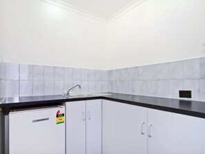Tủ lạnh, dụng cụ pha cà phê/trà, ấm điện 