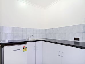 Tủ lạnh, dụng cụ pha cà phê/trà, ấm điện
