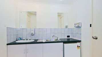 Dusch, gratis toalettartiklar, hårtork och handdukar