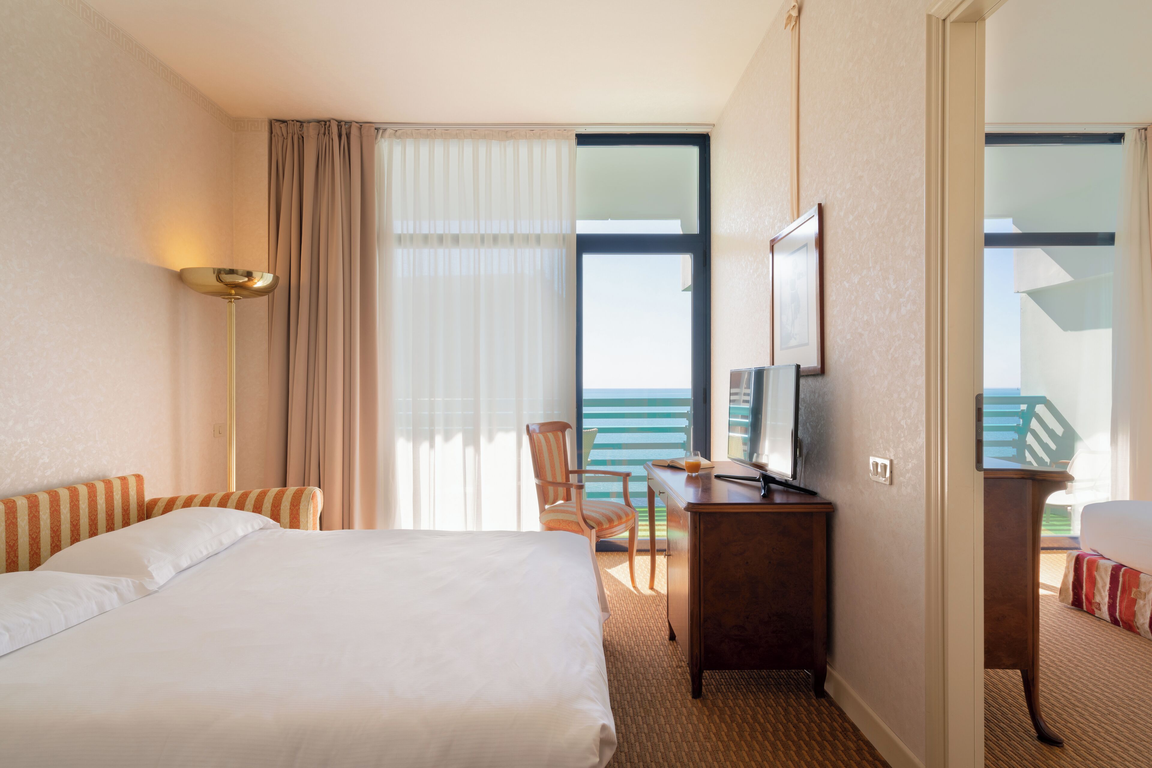 junior suite, balcony, beachside | 1 bedroom, minibar, in-room safe, desk