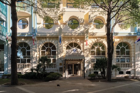 Exterior. Grand Hotel Astoria