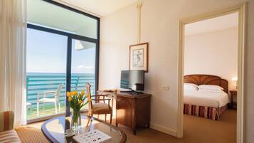 ์ฃผ๋์ด ์ค์ํธ, ๋ฐ์ฝ๋, ํด๋ณ | ๊ฐ์ค์์ ๋ณด์ด๋ ์ ๋ง