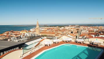 Innenpool, AuĂenpool (je nach Saison geöffnet), Sonnenschirme