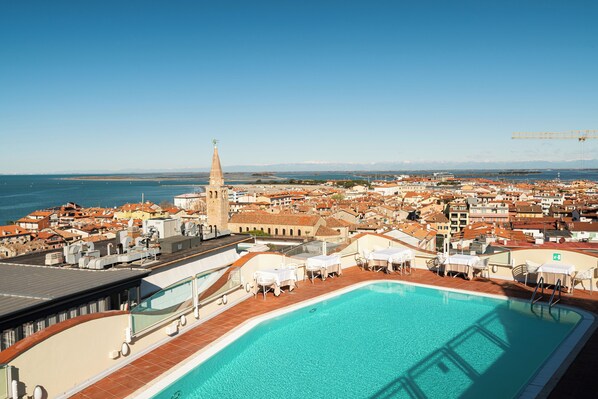 Innenpool, Außenpool (je nach Saison geöffnet), Sonnenschirme