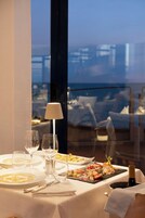 Se sirven almuerzos y cenas; cocina italiana; con vista al mar