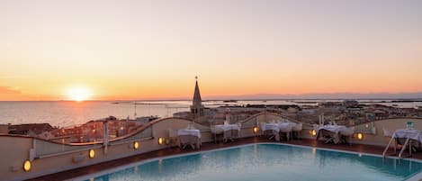 Piscine couverte, piscine extérieure (ouverte en saison)