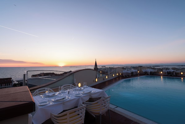 Mittagessen, Abendessen, italienische Küche, Blick aufs Meer 