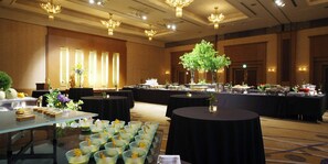 A banquet hall with round tables, a buffet line, and decorative lighting. - ANA Crowne Plaza Chitose by IHG (Chitose)
