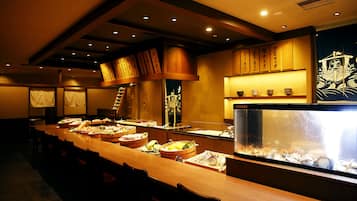 2 restaurantes; se sirve desayuno, almuerzo y cena; cocina internacional