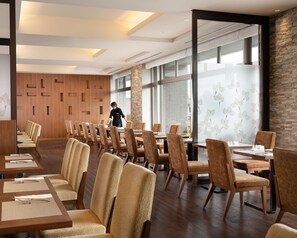 2 restaurants; breakfast, lunch, dinner, and brunch served - ANA Crowne Plaza Chitose by IHG (Chitose)