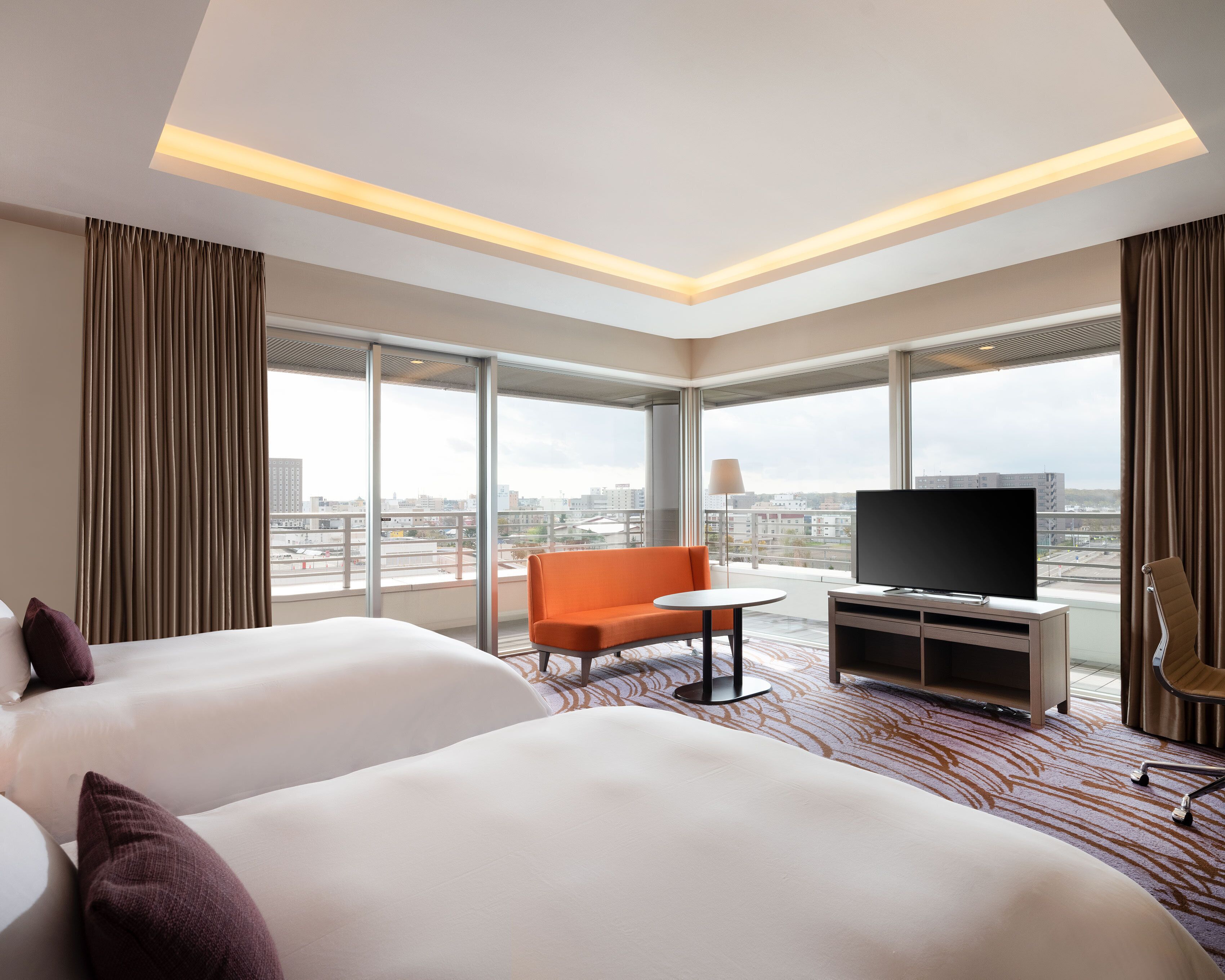 小型套房, 2 张双人床, 阳台 (Wing Building) | 1 多间卧室、羽绒被、办公桌、笔记本电脑工作区