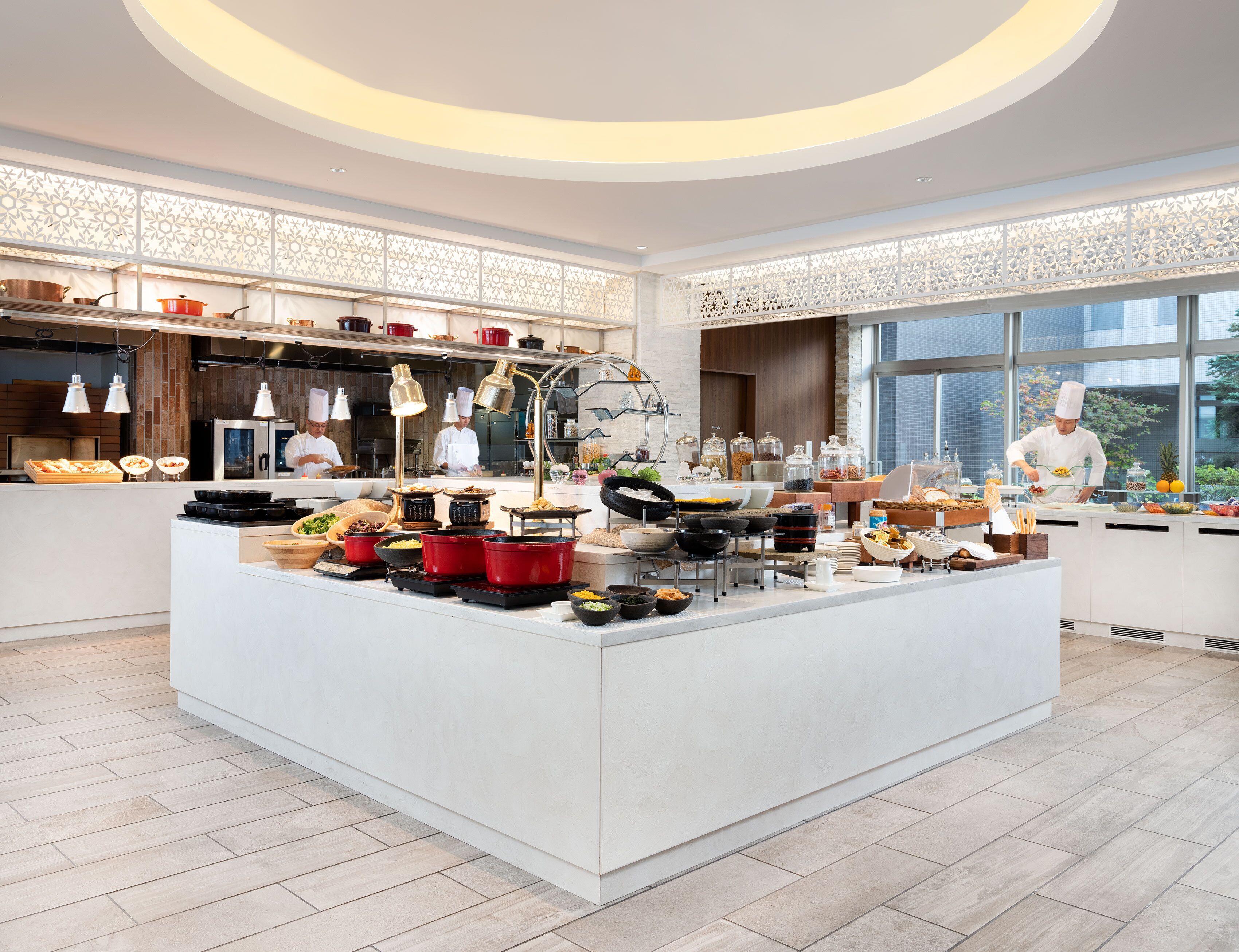 2 restaurants, breakfast, lunch, dinner served; international cuisine