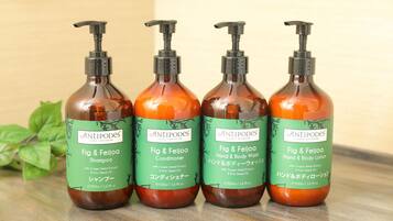 Quatre bouteilles de savon liquide pour les mains et le corps de la marque Antipodes.