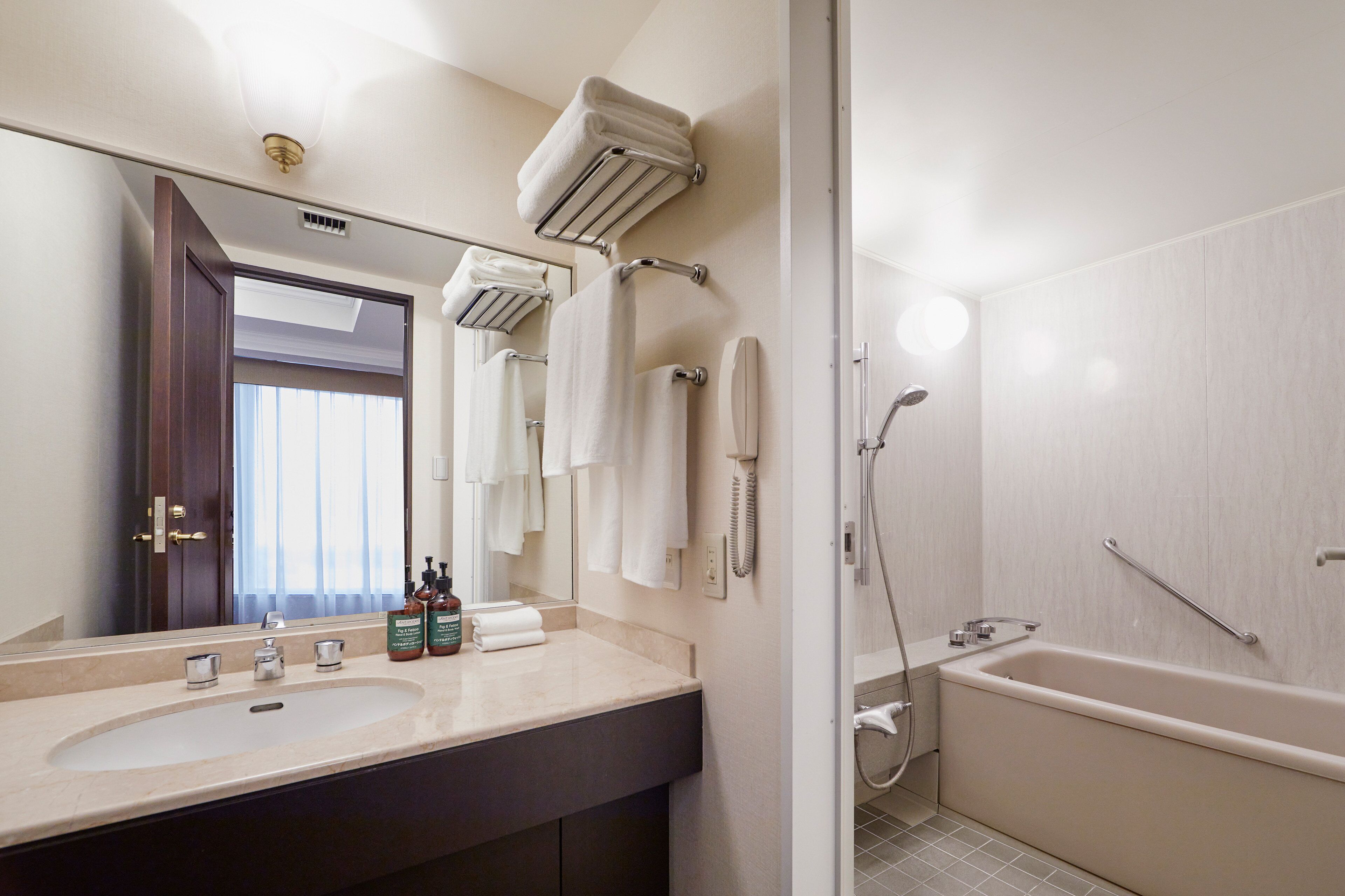 junior suite, 2 double beds (high floor) | bathroom | free toiletries, hair dryer, bathrobes, slippers