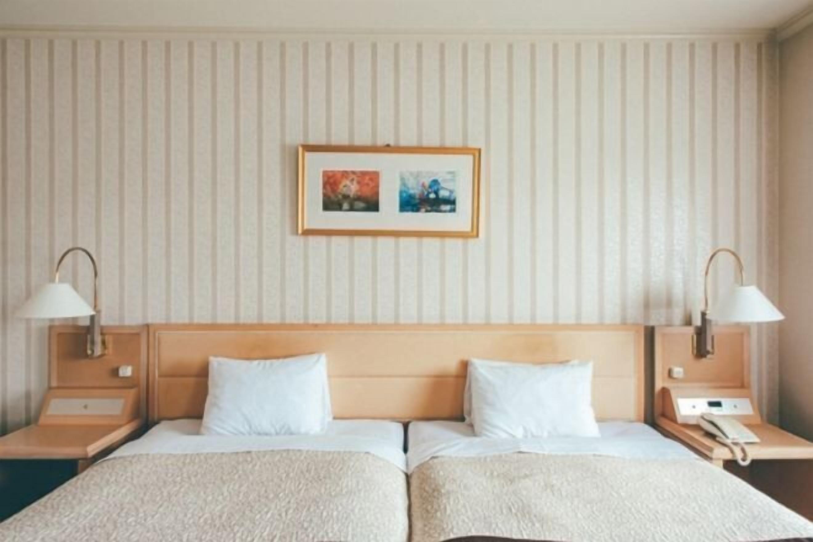 Sengetøy av topp kvalitet, skrivebord, blendingsgardiner og lydisolert