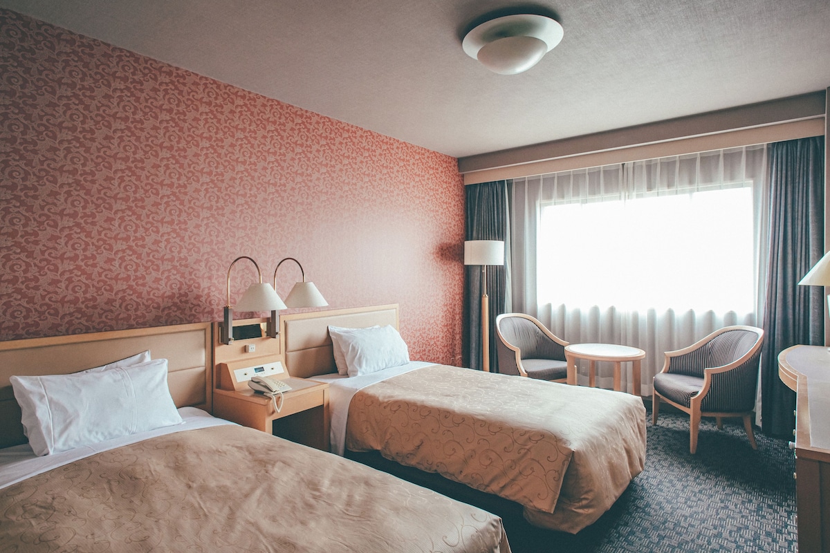 Premium bedding, desk, blackout drapes, WiFi (free)