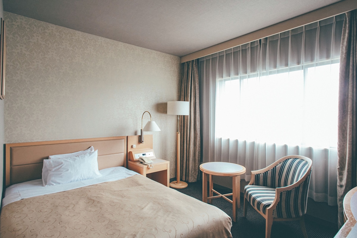 Premium bedding, desk, blackout drapes, WiFi (free)