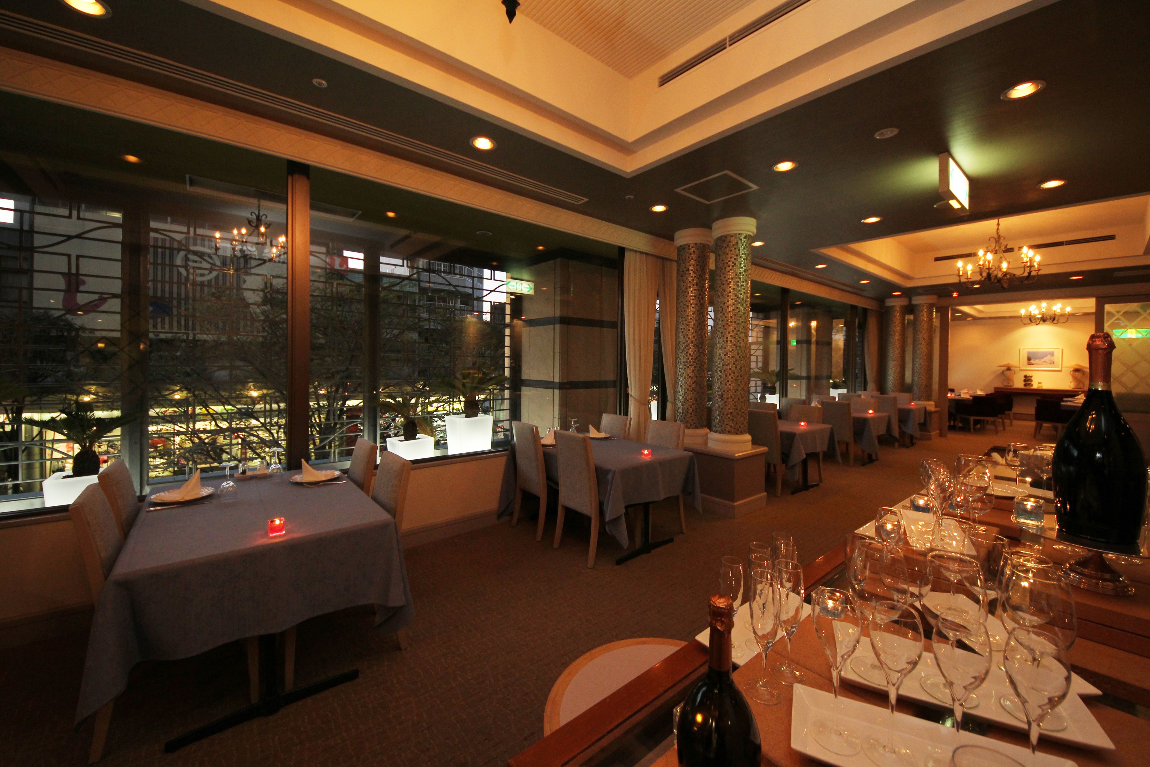 2 restaurants, breakfast, lunch, dinner served; international cuisine