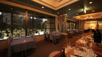 2 restaurants; breakfast, lunch, and dinner served