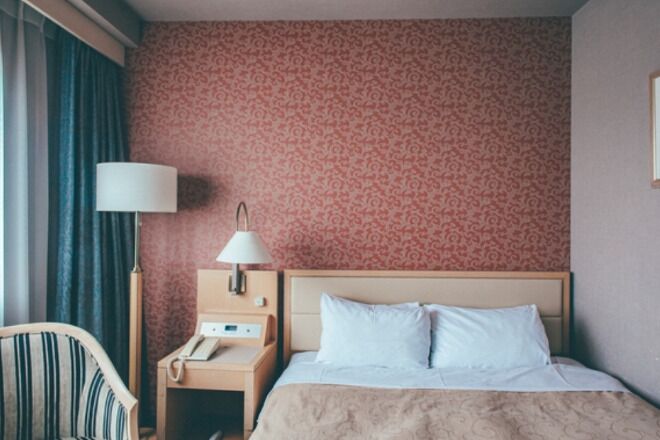 Sengetøy av topp kvalitet, skrivebord, blendingsgardiner og lydisolert