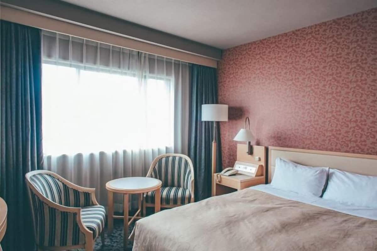 1 bedroom, premium bedding, desk, blackout drapes
