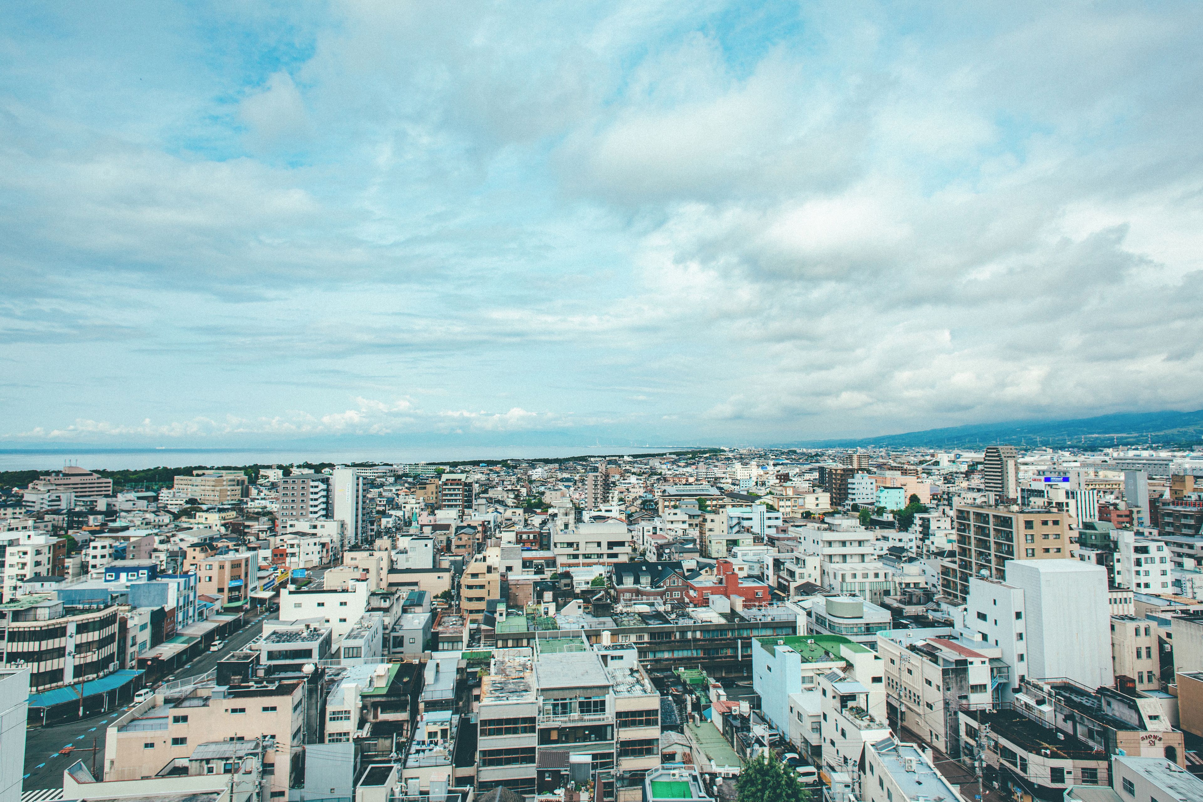 Una zona urbana densamente poblada con diferentes tipos de edificios y un cielo despejado.