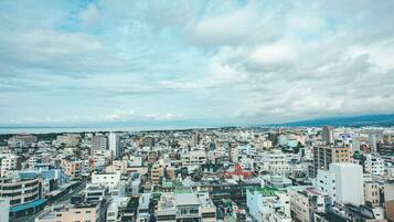 Una zona urbana densamente poblada con diferentes tipos de edificios y un cielo despejado.