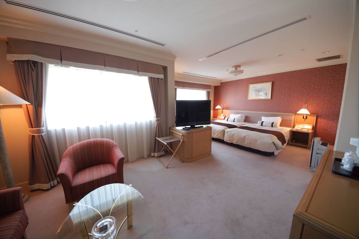 deluxe twin room, non smoking | 1 bedroom, premium bedding, desk, blackout curtains