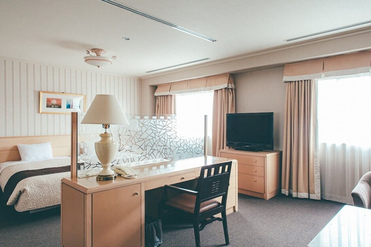 Premium bedding, desk, blackout drapes, soundproofing