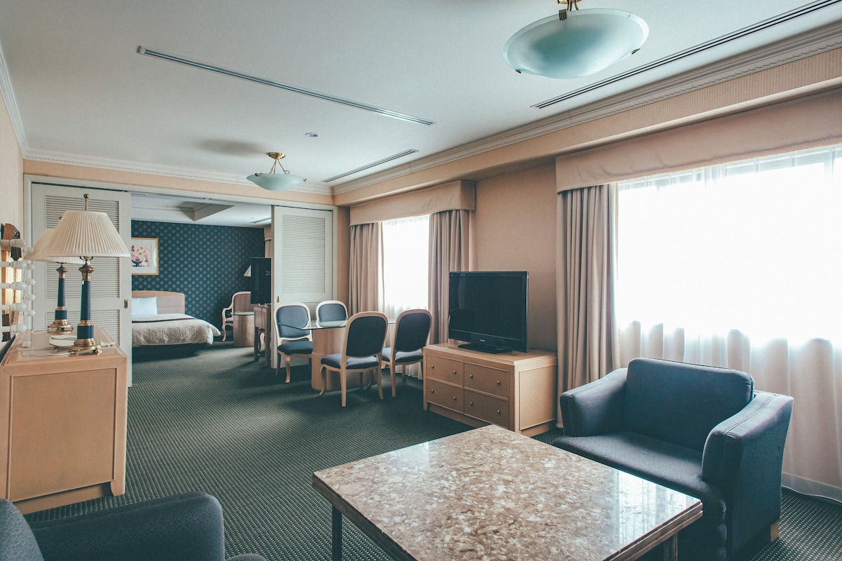 Suite, Non Smoking | Premium bedding, desk, blackout drapes, WiFi (free)