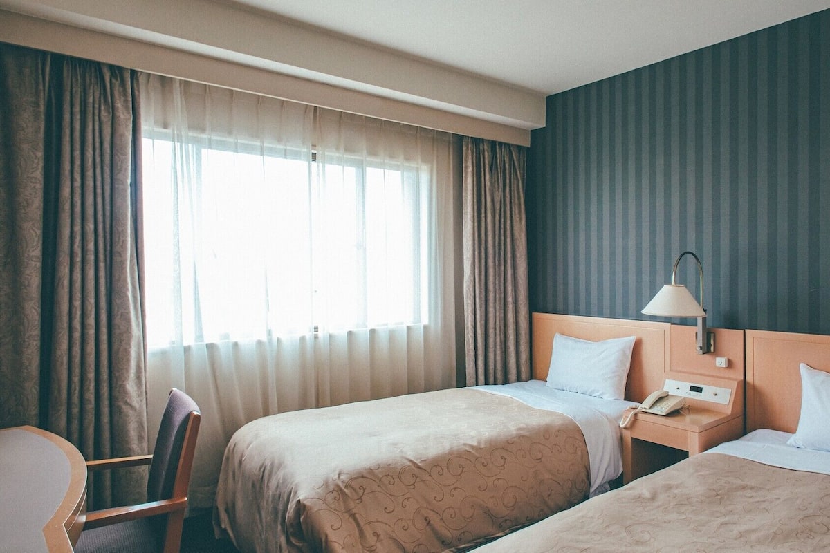 Premium bedding, desk, blackout drapes, soundproofing