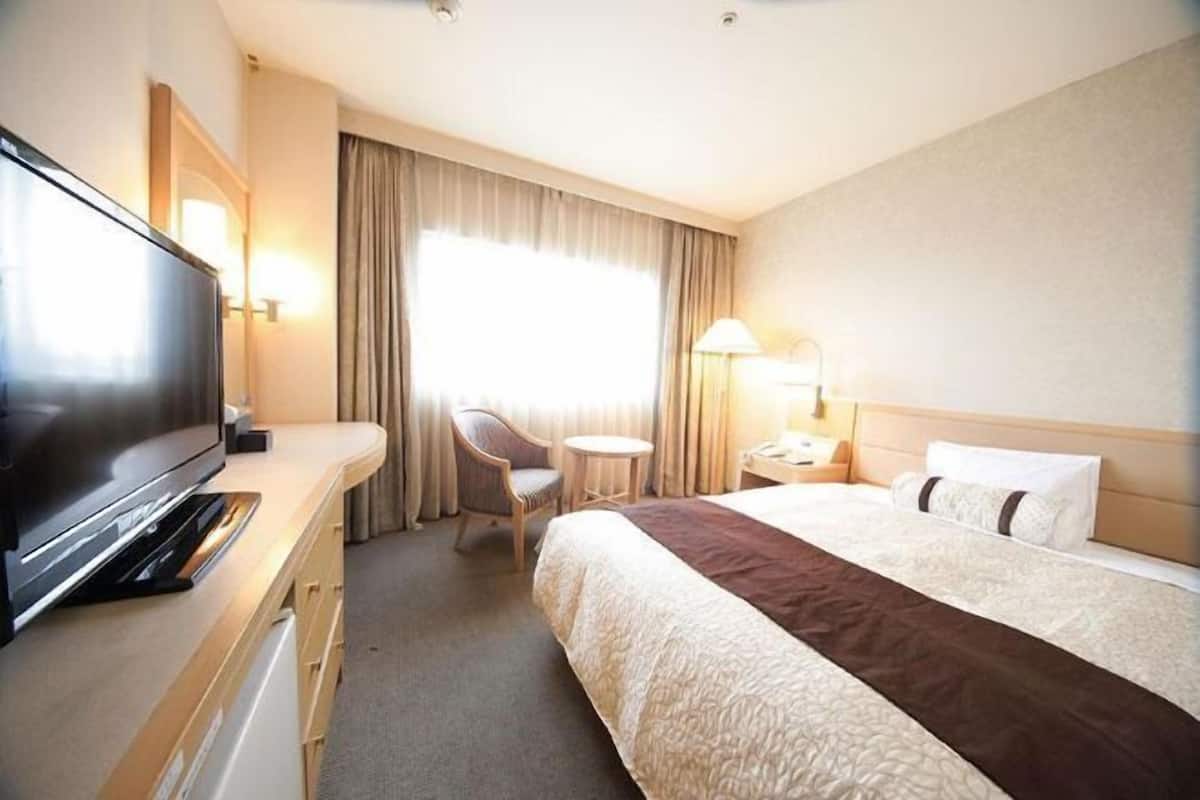 1 bedroom, premium bedding, desk, blackout drapes