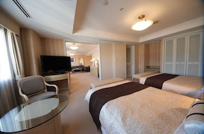 Suite, Non Smoking | Desk, blackout drapes, iron/ironing board, free WiFi