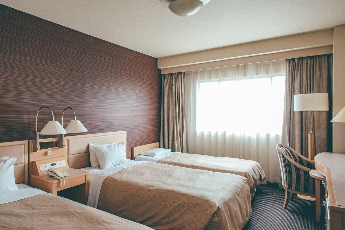 Premium bedding, desk, blackout drapes, soundproofing
