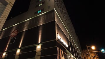 施設の正面 (日没後)