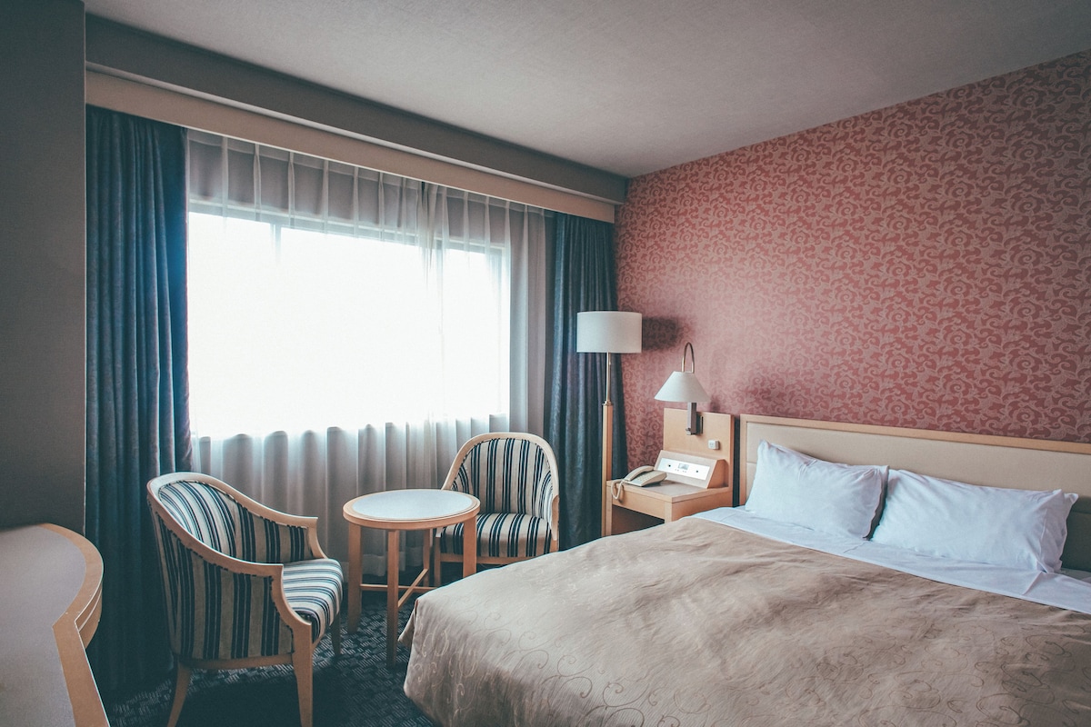 Premium bedding, desk, blackout drapes, WiFi (free)