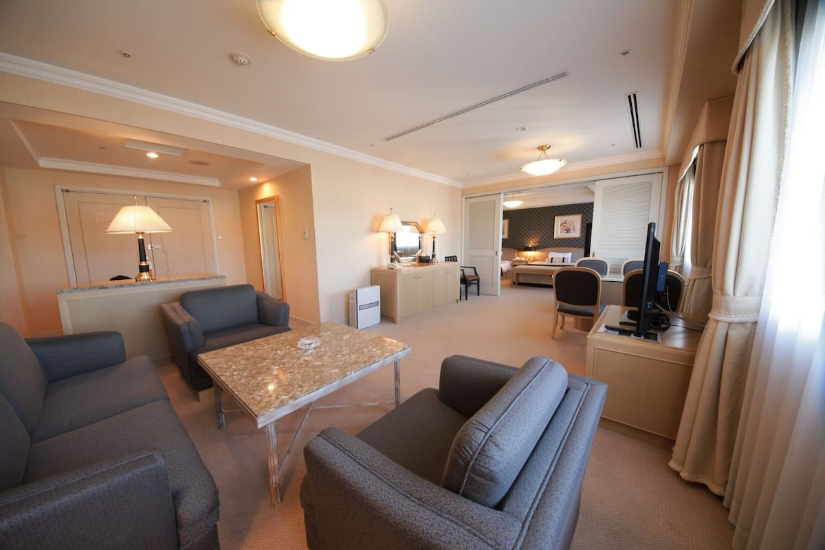 suite, non smoking | 1 bedroom, premium bedding, desk, blackout curtains