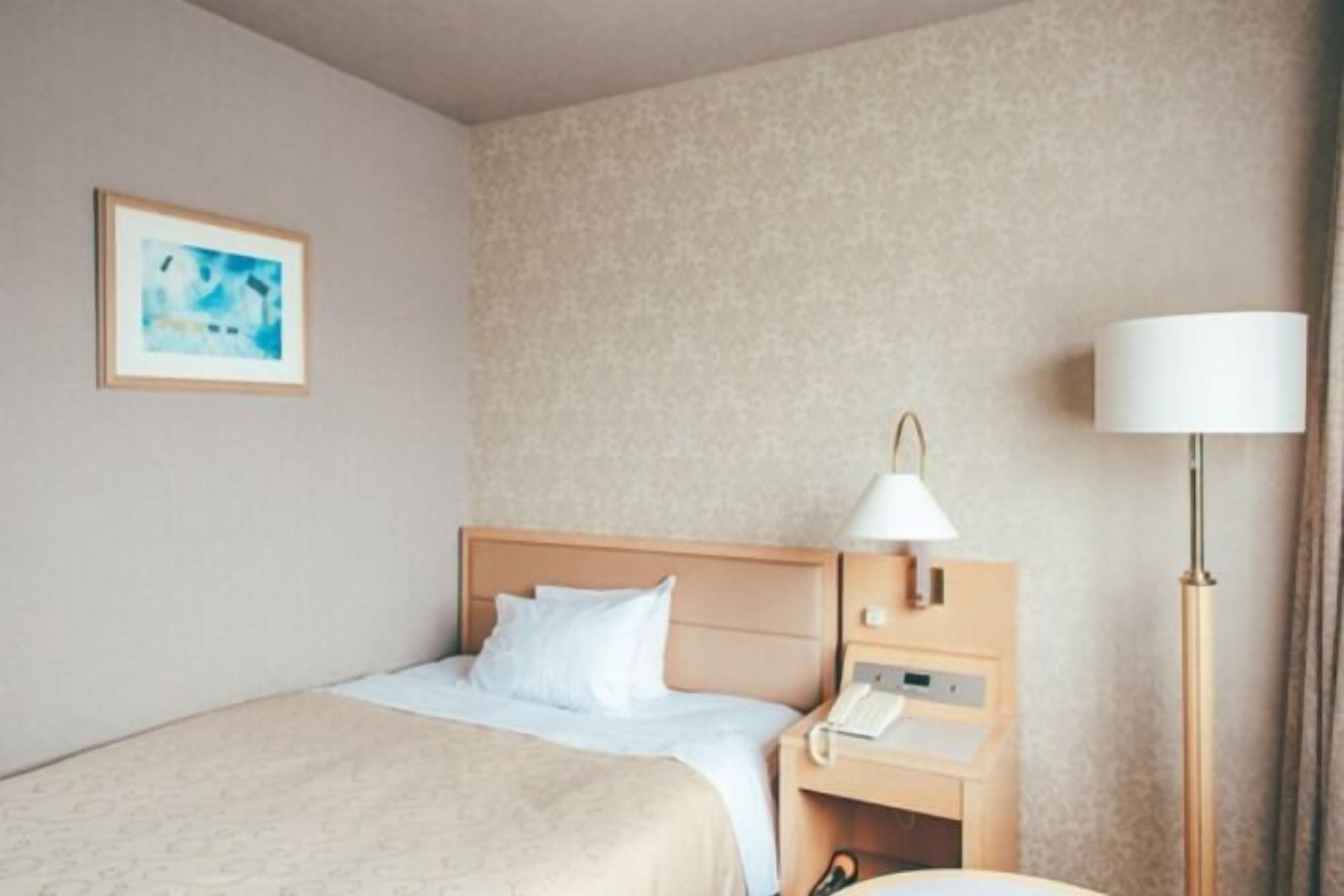 Sengetøy av topp kvalitet, skrivebord, blendingsgardiner og lydisolert