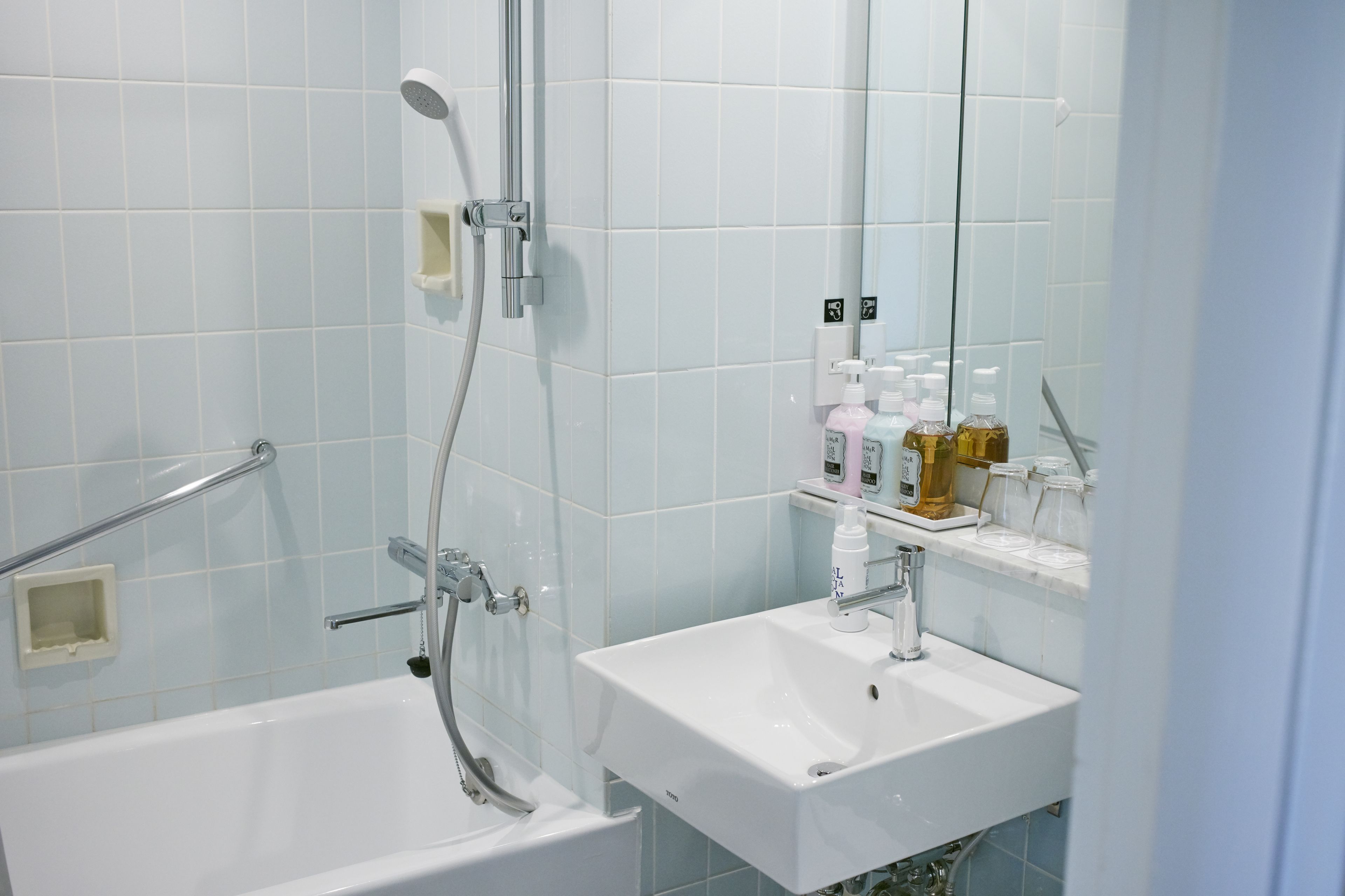 combined shower/bathtub, deep-soaking bathtub, free toiletries