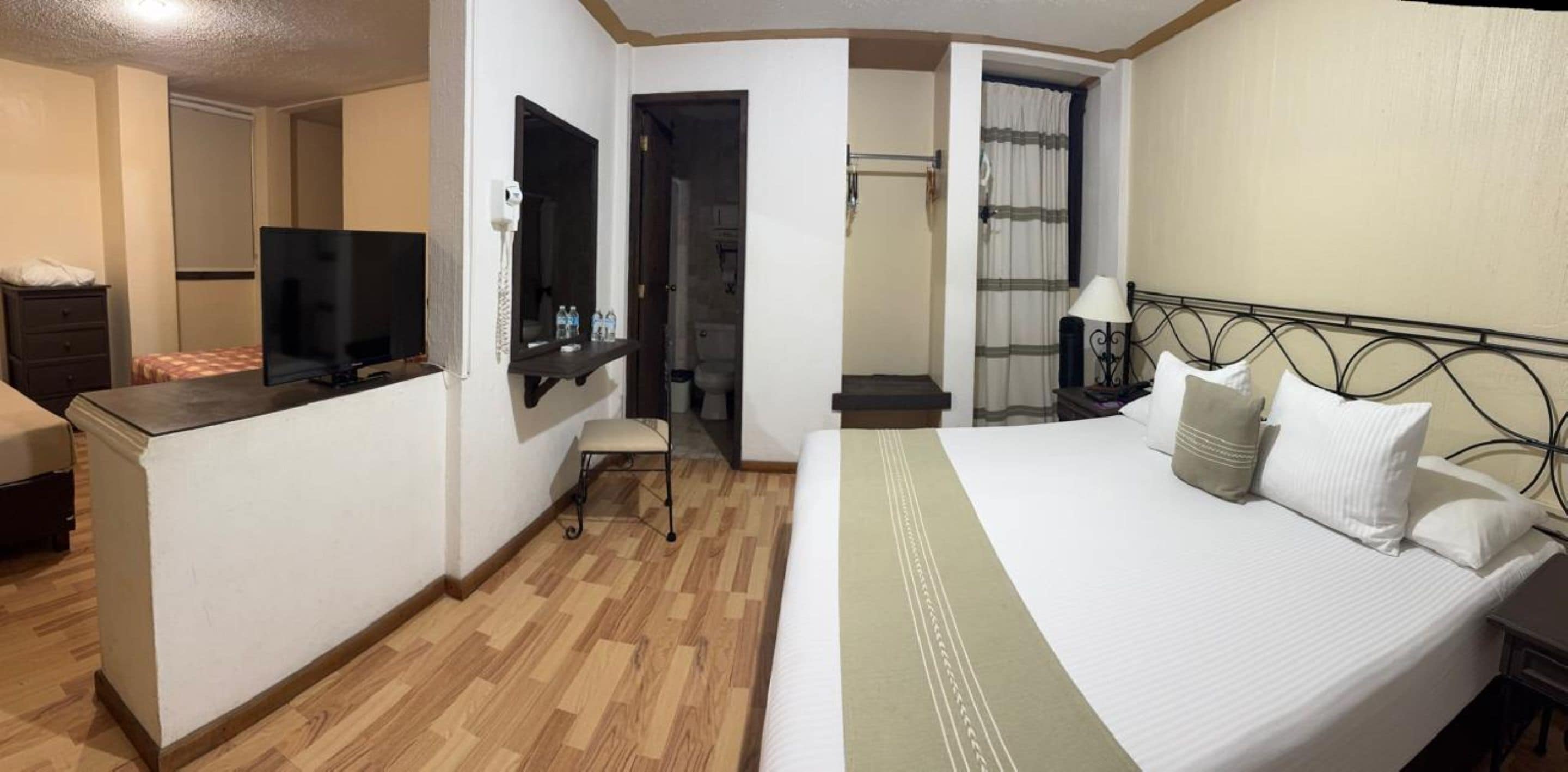 Suite junior, 1 cama de matrimonio grande | Caja fuerte, escritorio, tabla de planchar con plancha y wifi gratis