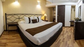 Habitación, 1 cama King size (Preferencial) | Caja de seguridad en la habitación y escritorio 