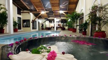 Ulkouima-allas, aurinkotuoleja